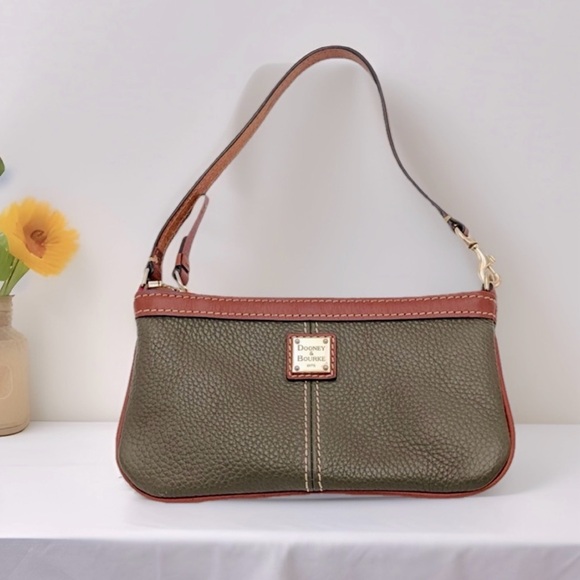🦆 DOONEY & BOURKE LARGE SLIM OLIVE AND BROWN TWO TONE LEATHER WRISTLET BAG - Picture 1 of 8